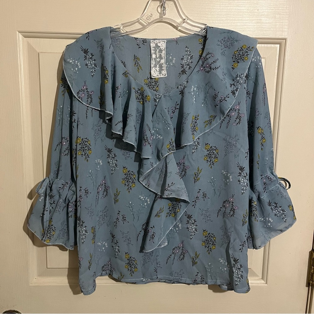 Sadie & sage blue floral ruffle top